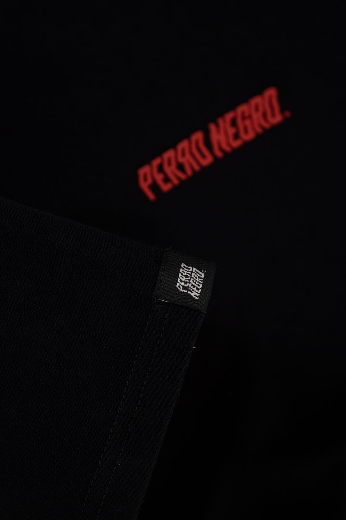 CAMISETA PERRO NEGRO ROJO